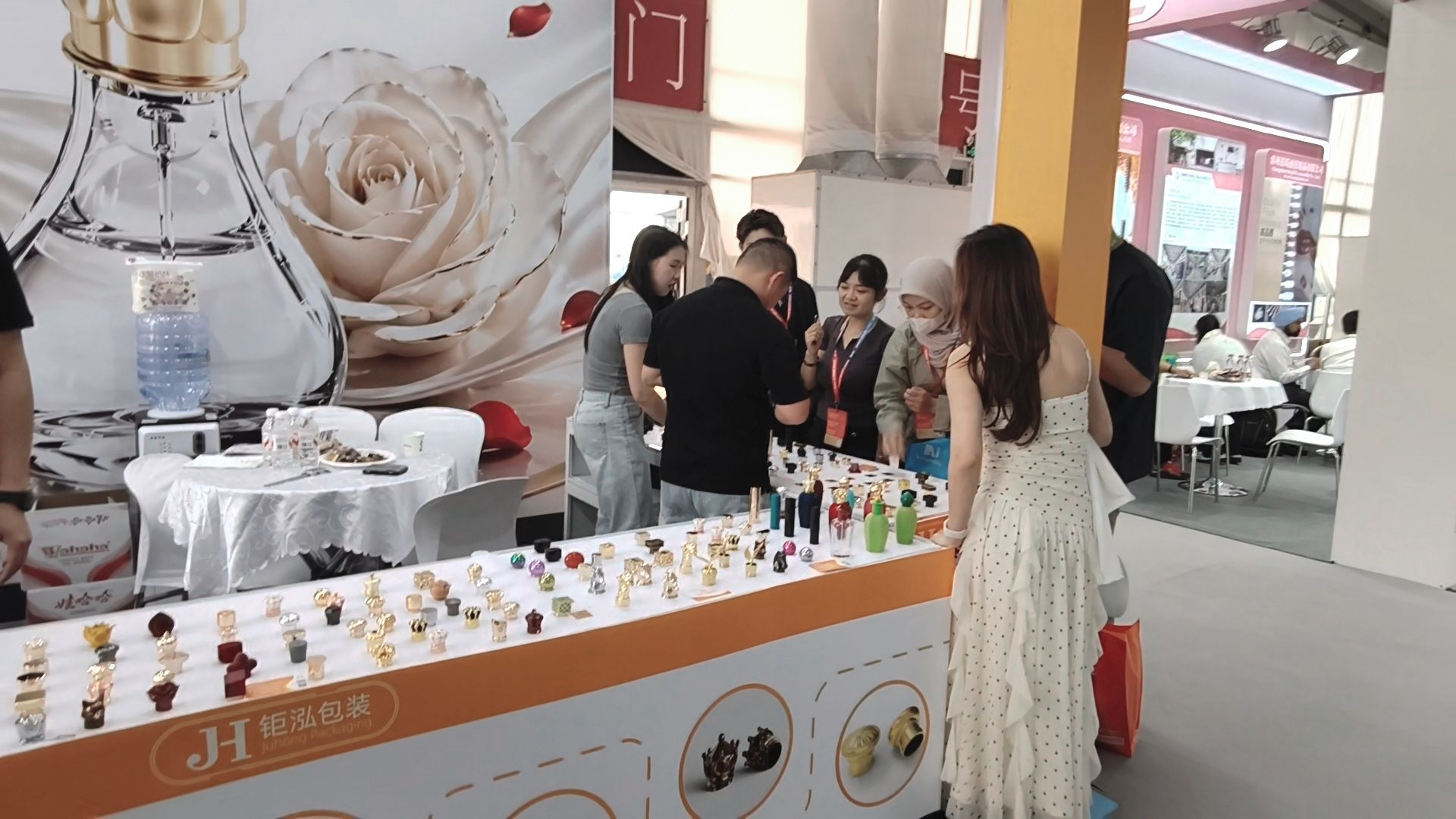Blog perusahaan terbaru tentang Juhong Packaging Raih Kesuksesan Besar di CBE Shanghai 2026, Hadirkan Tutup Parfum Zamak Mewah Generasi Berikutnya