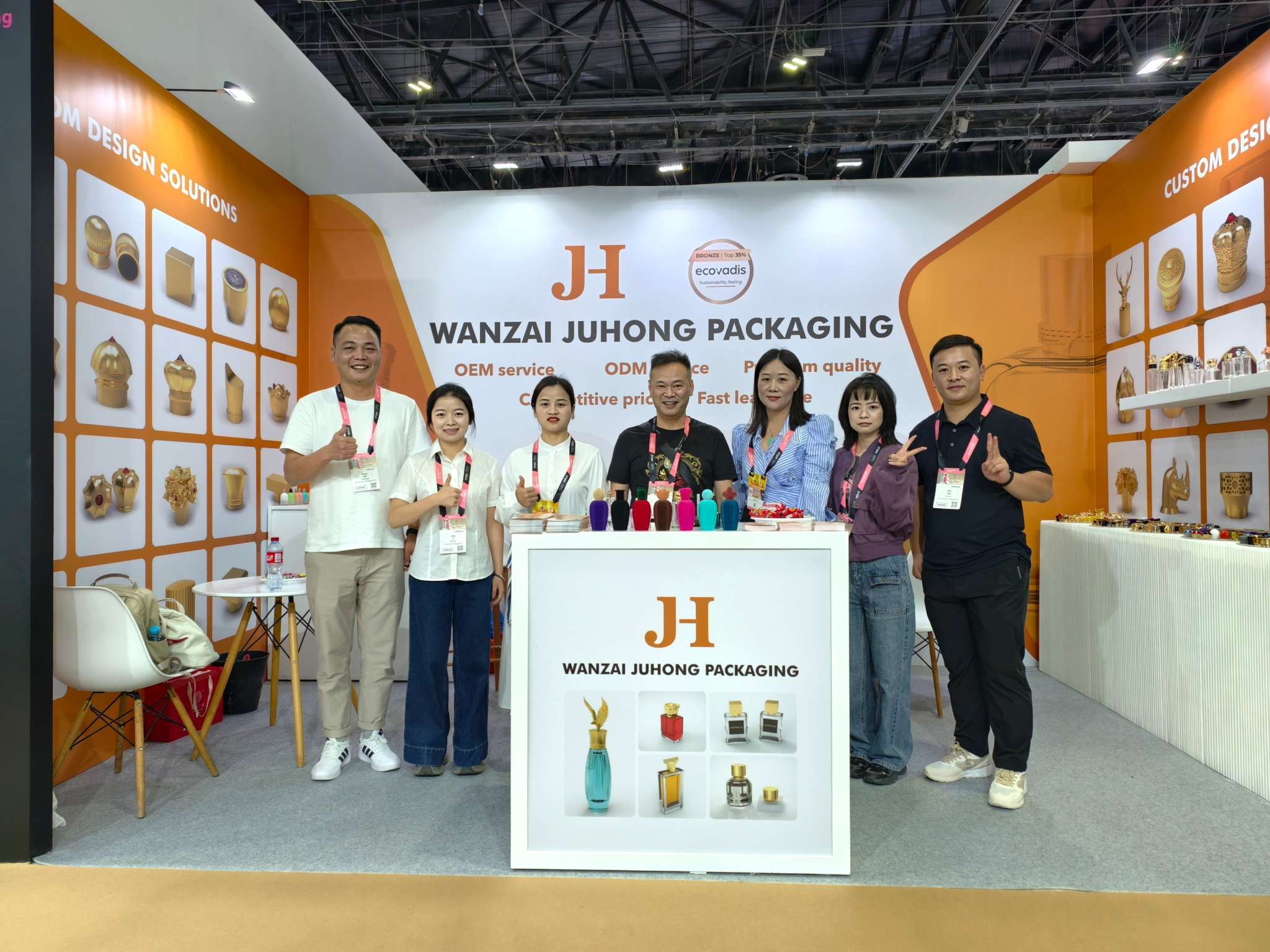 Blog perusahaan terbaru tentang Juhong Packaging bersinar di Beautyworld Timur Tengah 2025 di Dubai, menampilkan tutup parfum mewah Zamak