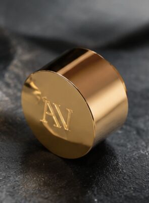 Beli Luxury Magnetic Zamak Perfume Cap with Custom Engraved Logo and Mirror Gold Finish pembuatan online